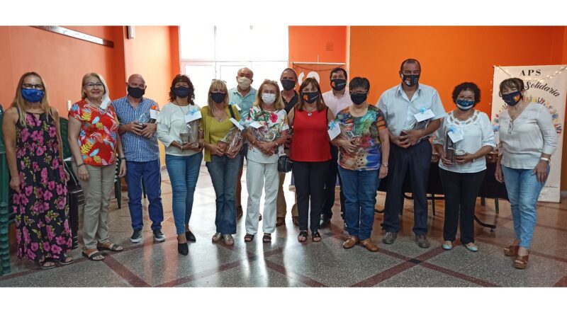 Foto grupal con jubilados APS